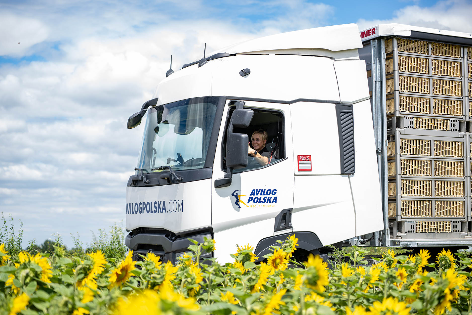 Conductrice AVILOG POLSKA au volant de son camion de volailles