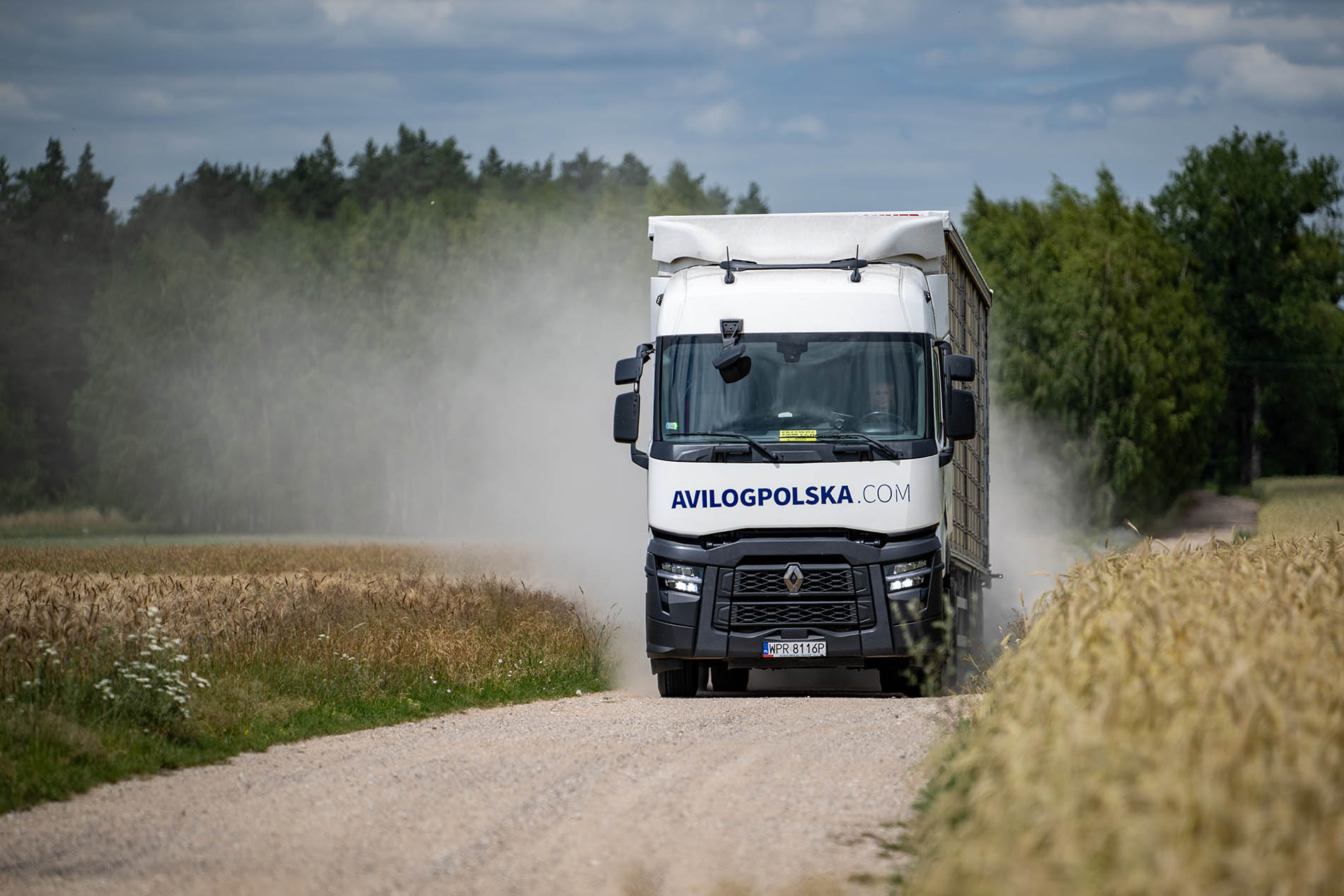 Header avec un camion AVILOG POLSKA de volailles