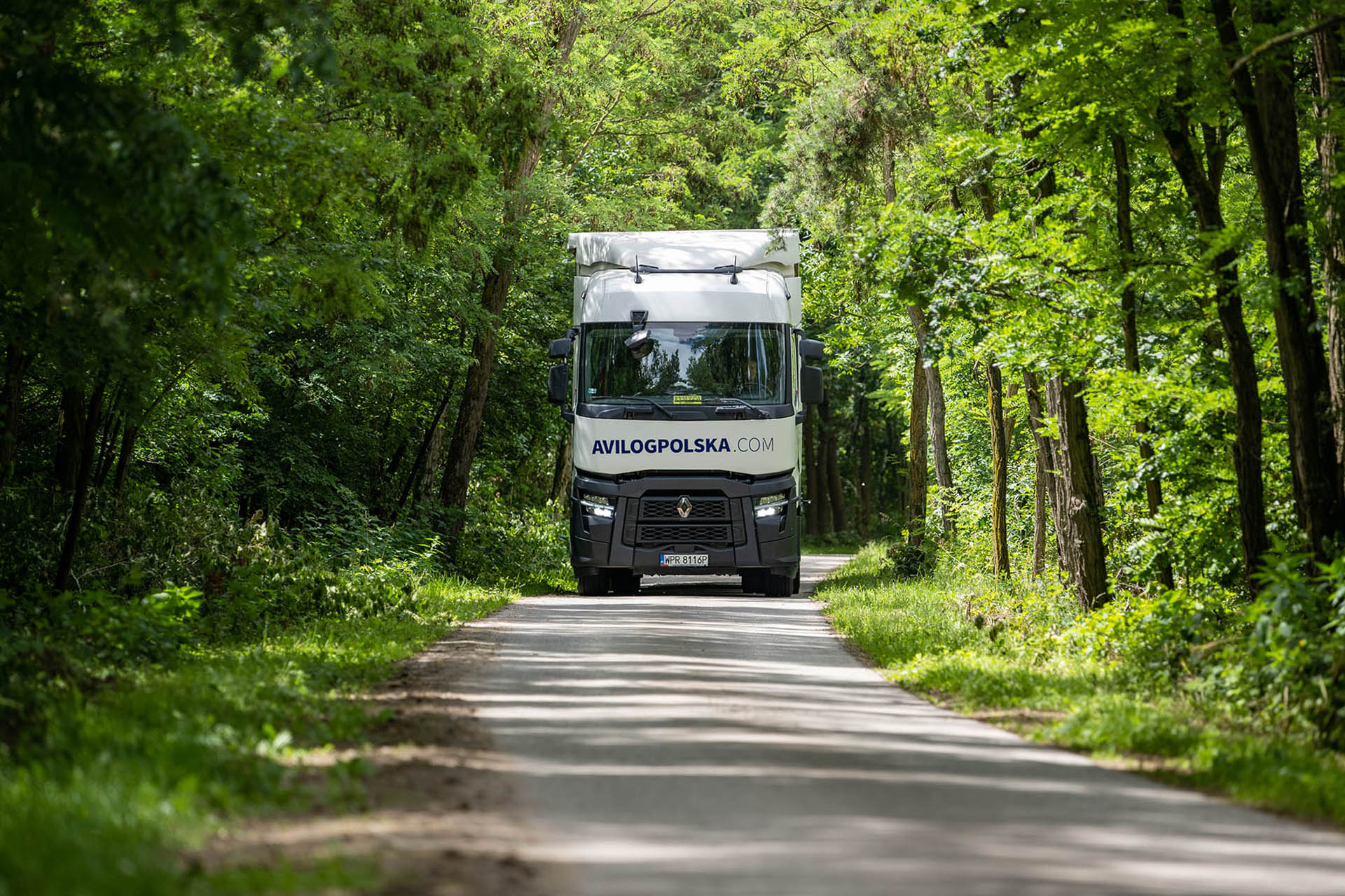 Semi AVILOG POLSKA qui circule en forêt