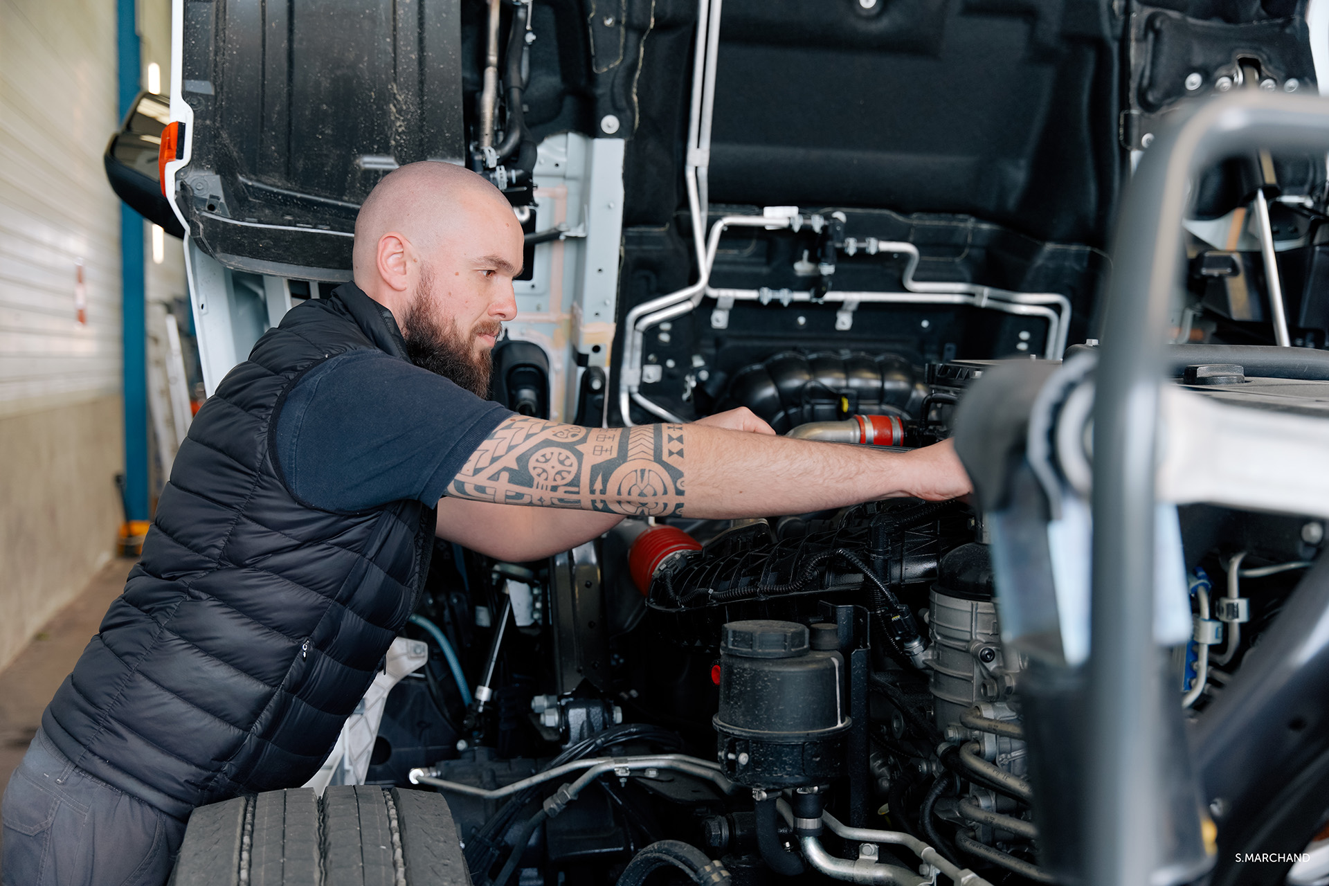 Mécanicien qui réparer le moteur d'un camion