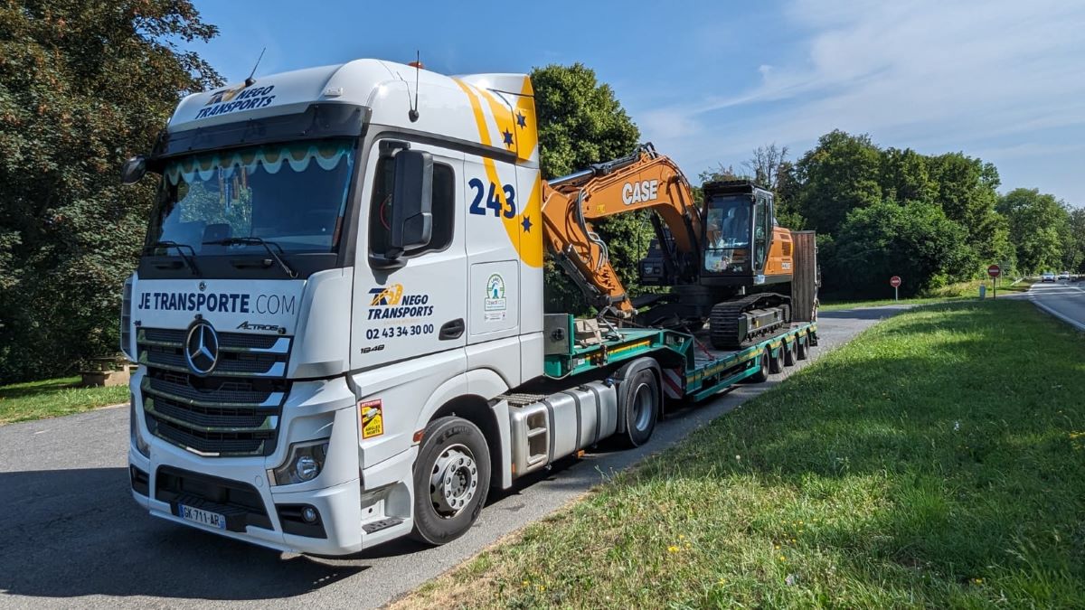 Camion transportant une pelleteuse Groupe MOUSSET