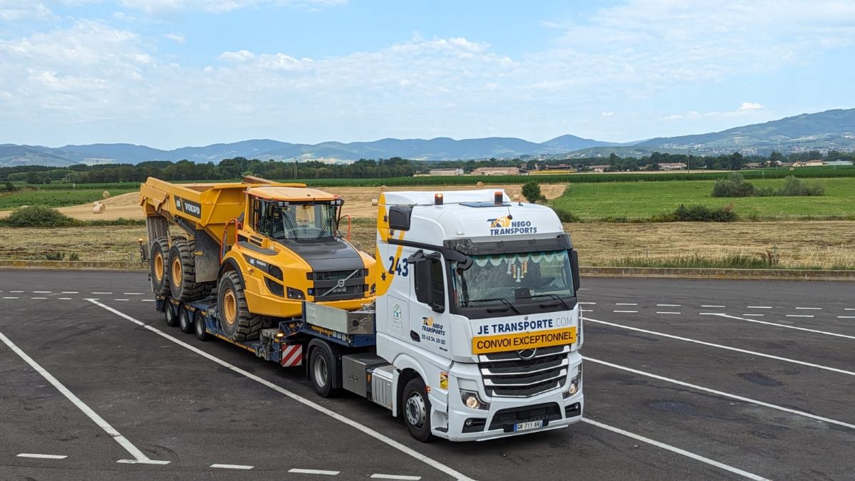 Camion NEGO Transports transportant un engin de chantier