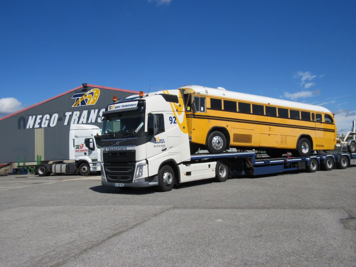 Camion transportant un bus en transport exceptionnel