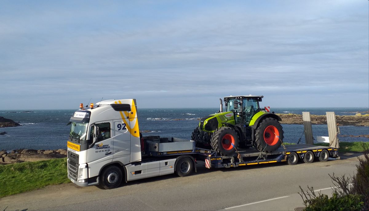 Camion transportant un tracteur NEGO Transports