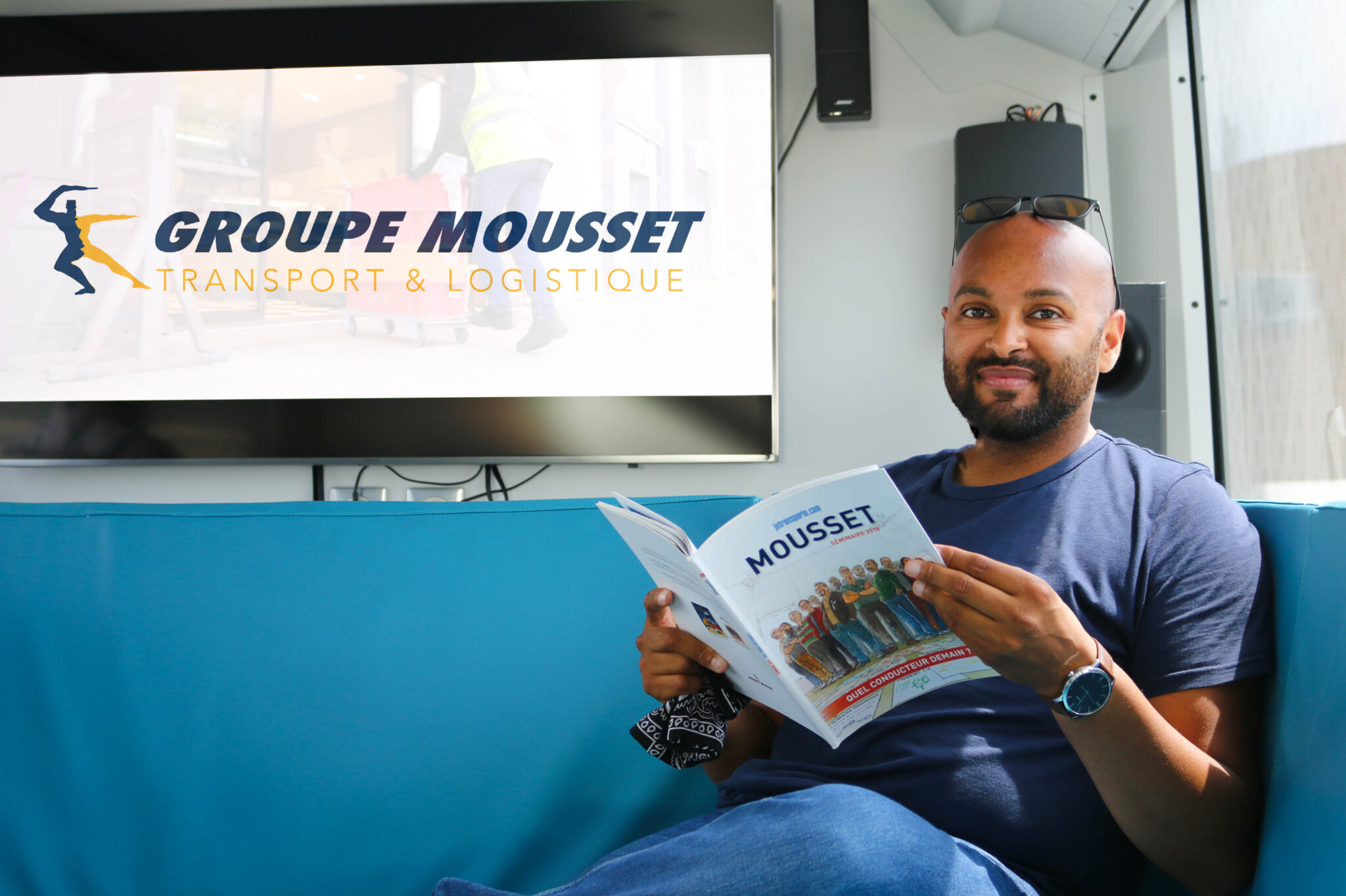 Un collaborateur qui lit une BD du groupe mousset