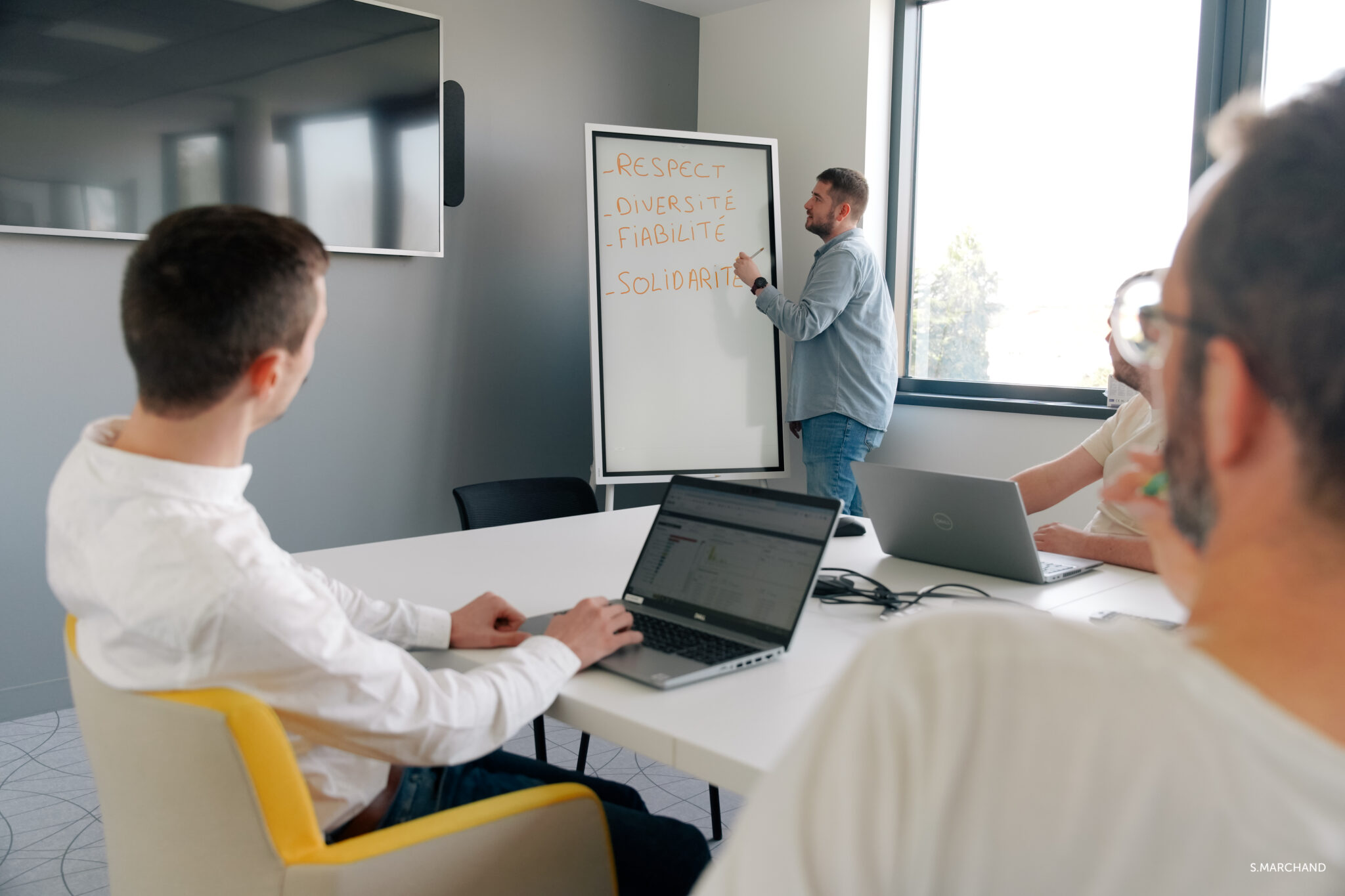 Réunion de travail en salle