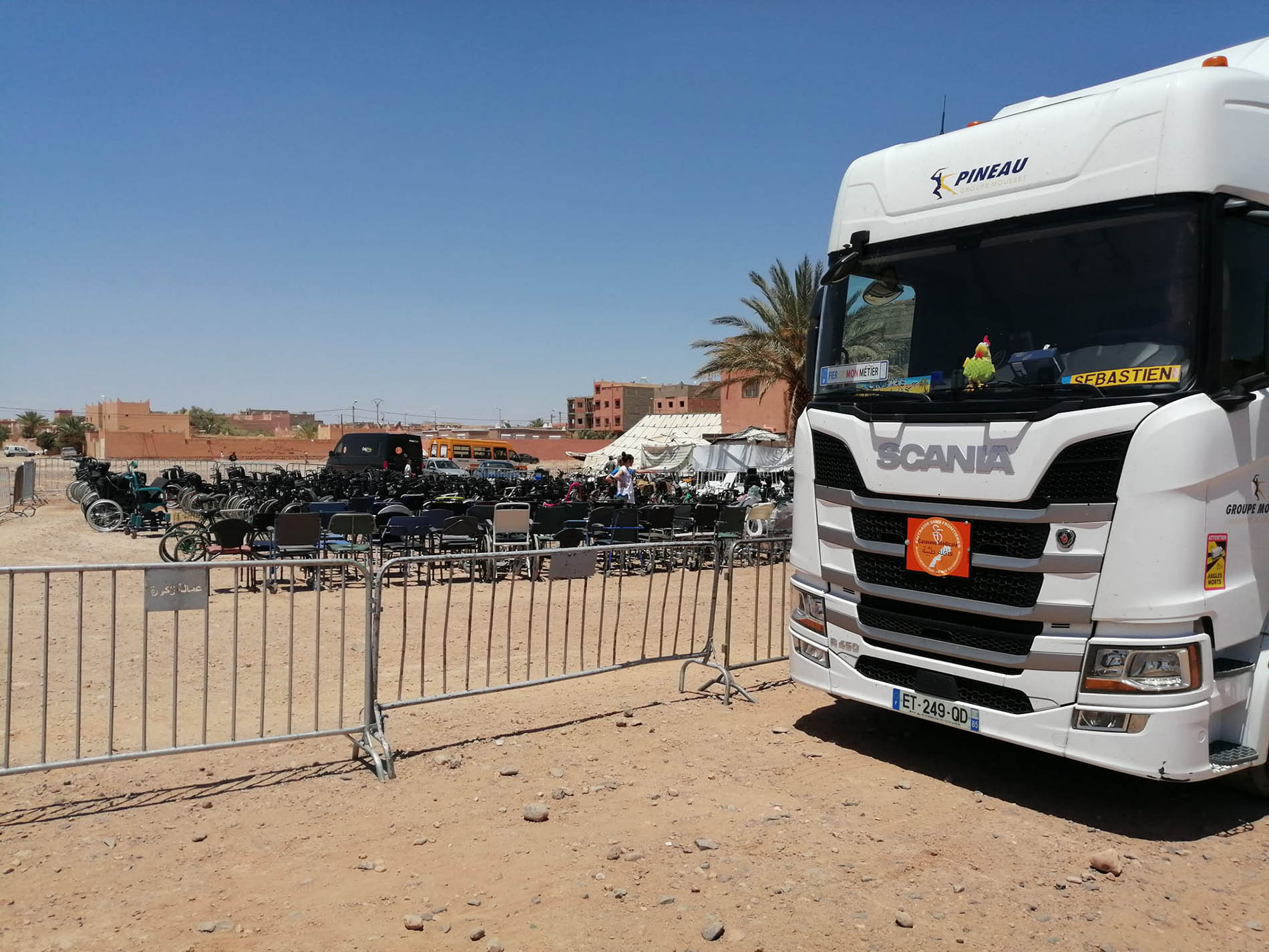 Camion PINEAU en mission humanitaire au Maroc