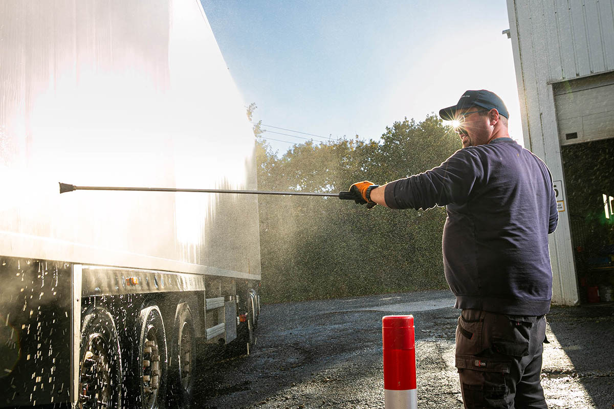 Conducteur qui lave son camion après sa tournée