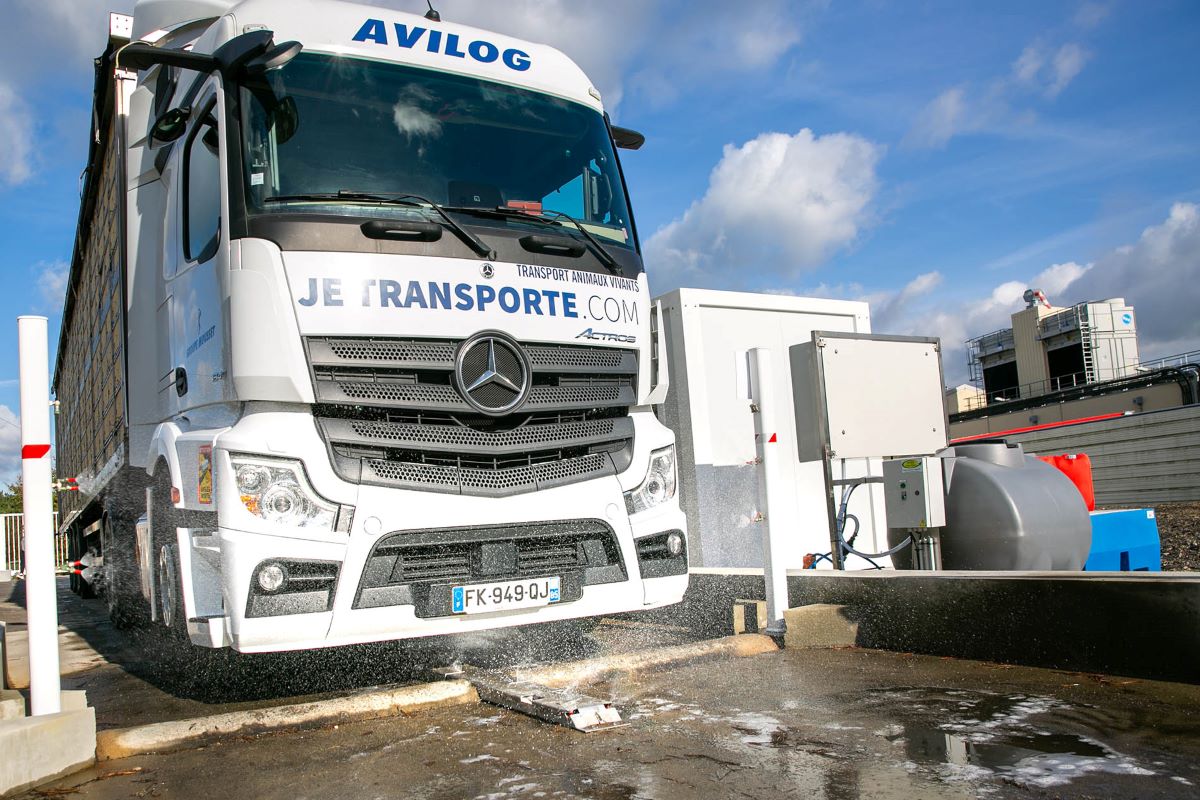 Camion de canards en lavage biosécurité