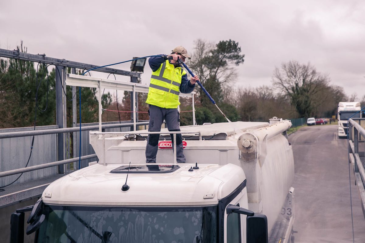 Lavage d'un camion de livraison d'aliments