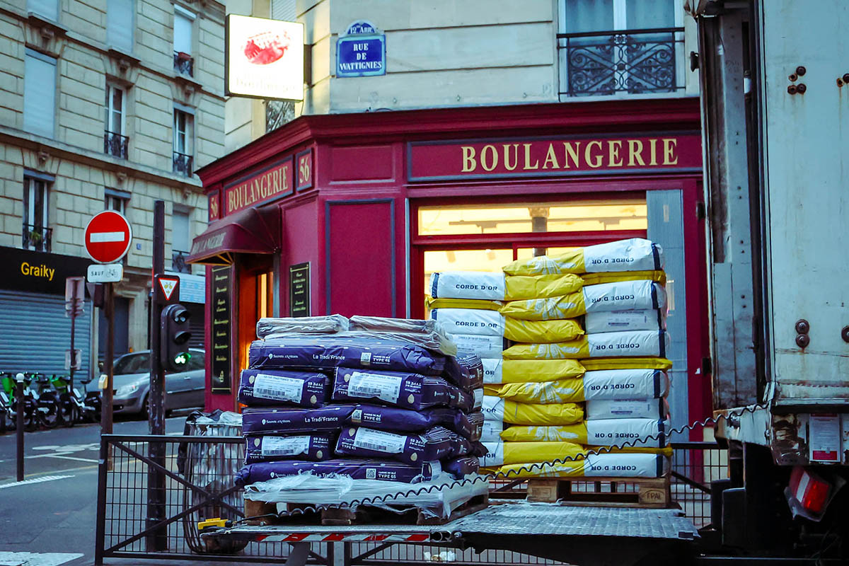 Déchargement de palettes de farines devant une boulangerie artisanale