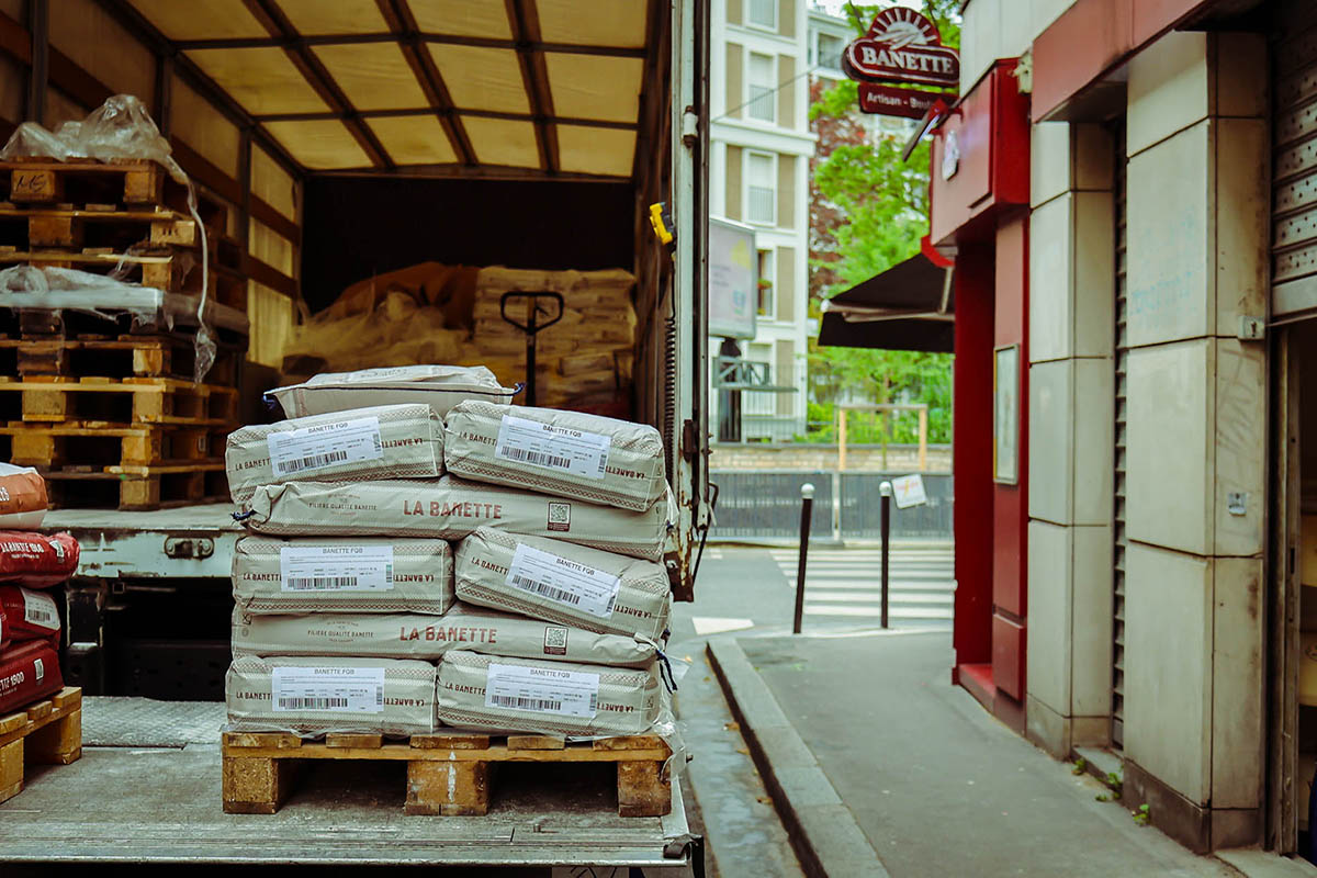 Déchargement de palettes de farines à une boulangerie