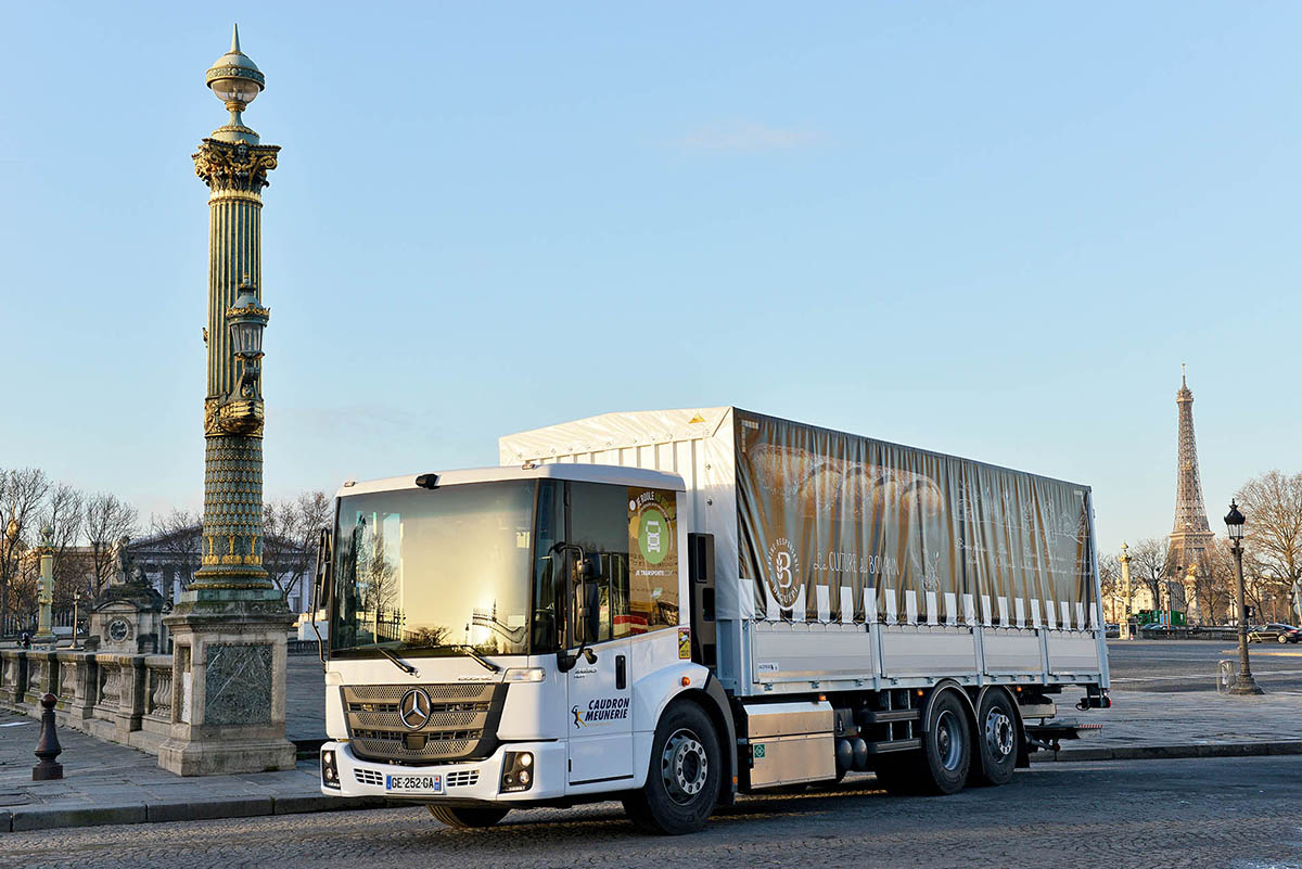 Porteur roulant au Bio Gaz garé devant la tour Eiffel