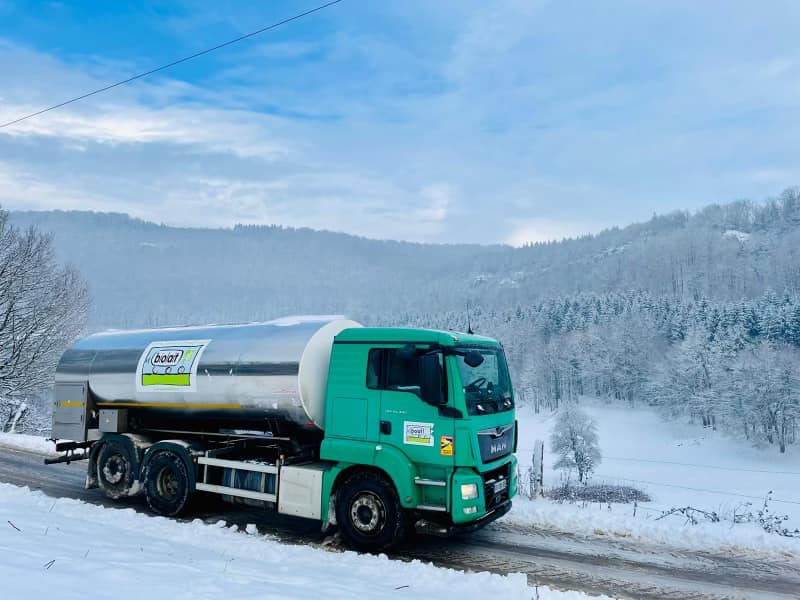 Porteur citerne de lait dans les montagnes et la neige