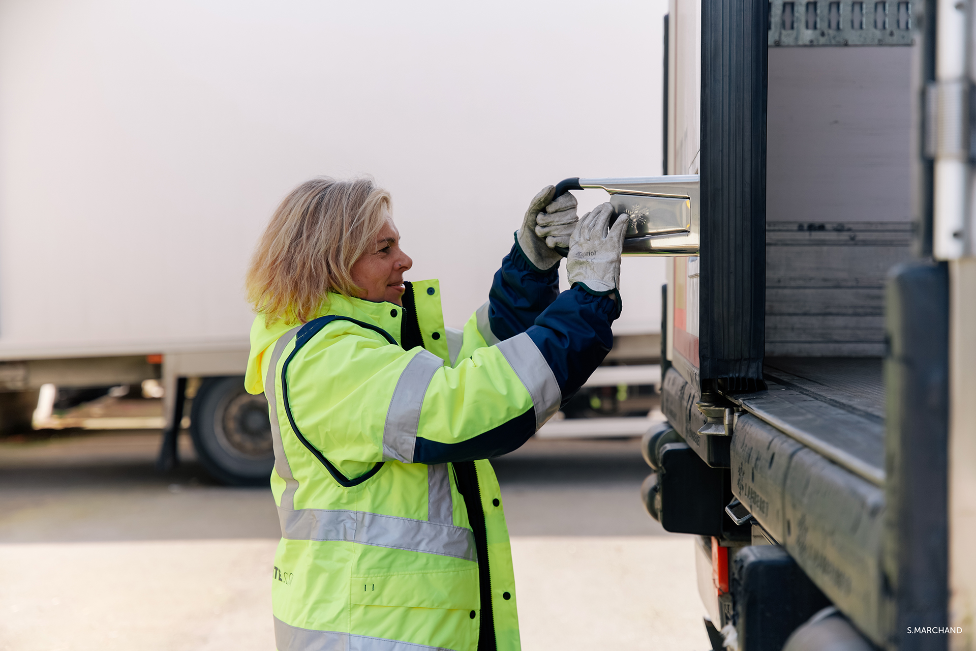 Conductrice ouvrant les portes d'un camion