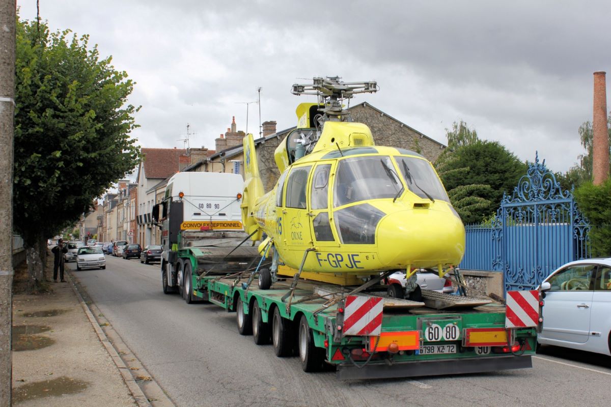 Convoi exceptionnel d'un hélicoptère