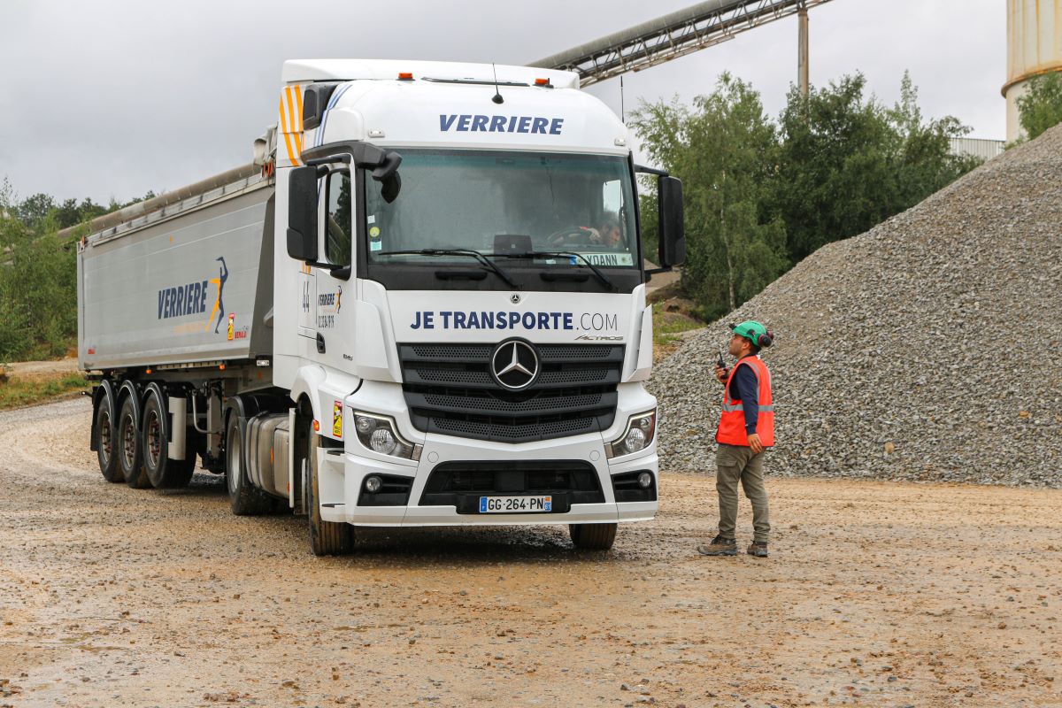 Semi remorque benne dans une carrière