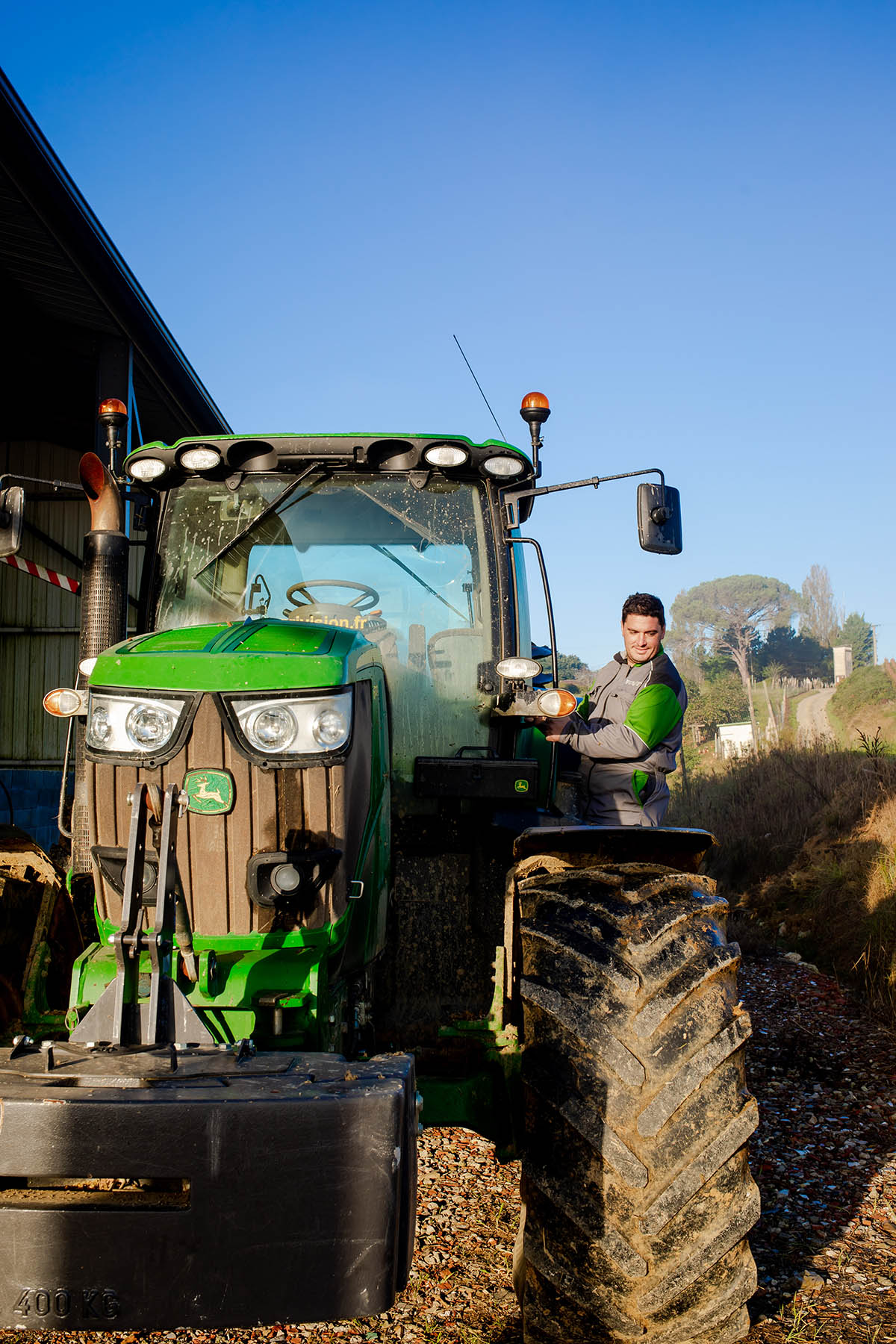 Ramasseur de volailles qui monte à bord d'un tracteur