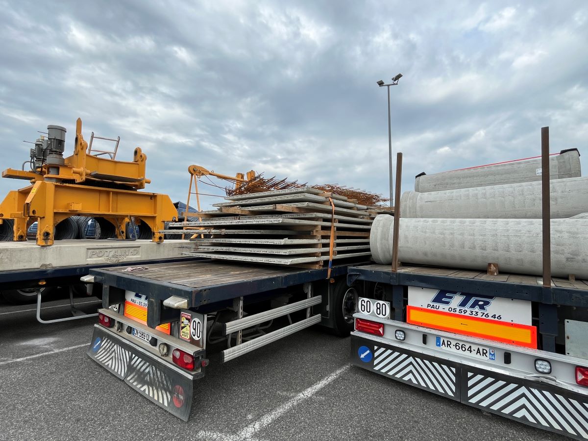 Plateaux chargés de marchandises industrielles