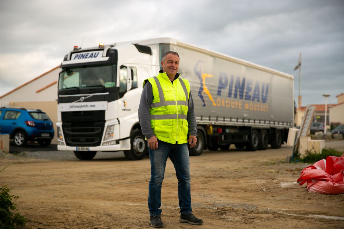 Conducteur devant son camion de transport industriel