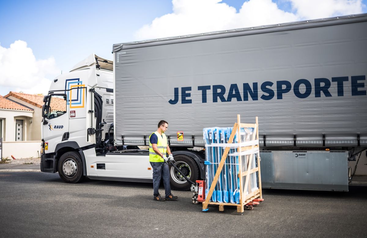 Conducteur qui décharge les menuiseries de sa semi remorque