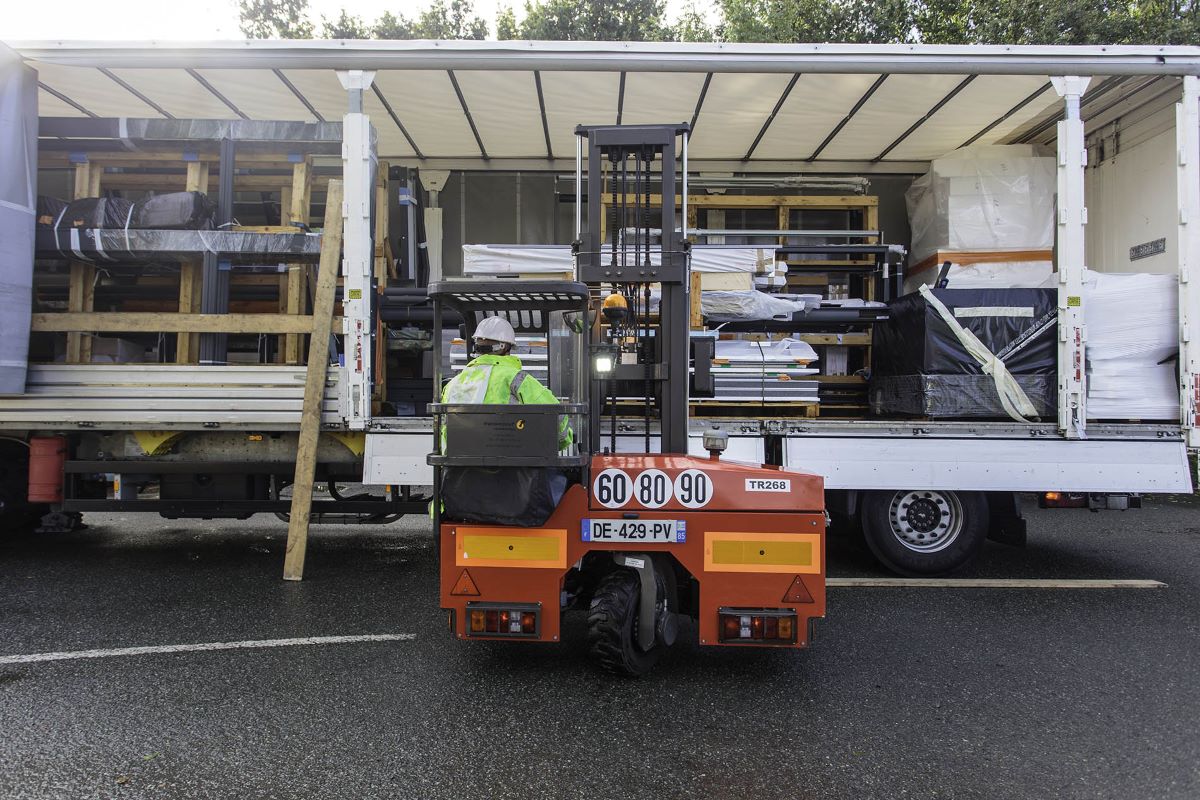 Chariot embarqué qui décharge de la menuiserie