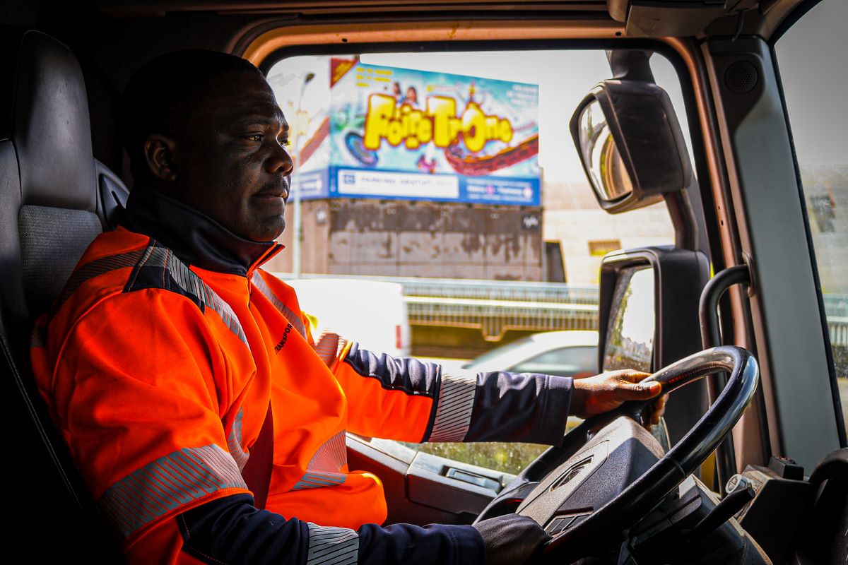 Conducteur au volant d'un camion