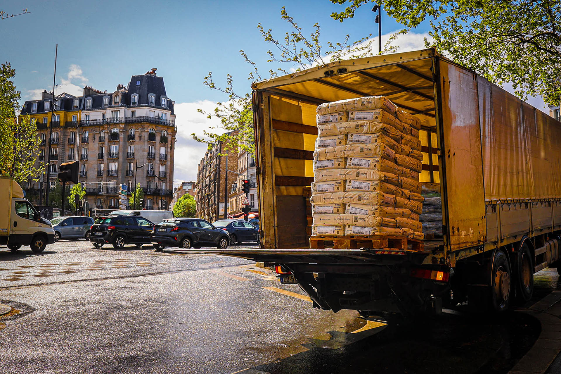 Camion CAUDRON MEUNERIE qui décharge la farine en centre-ville de Paris