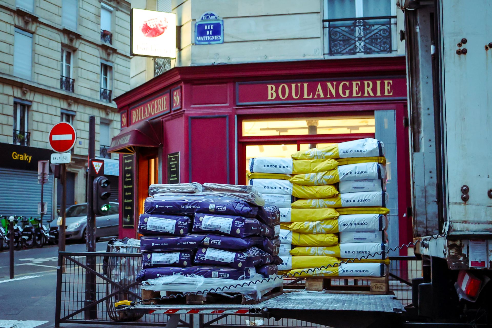 Déchargement de palettes de farines devant une boulangerie