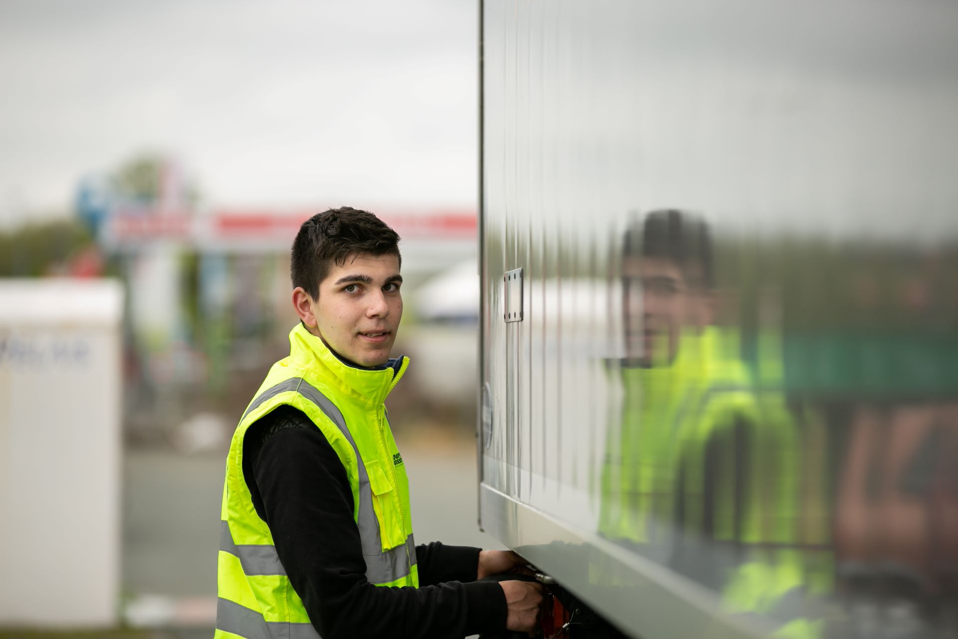 Conducteur qui contrôle son camion