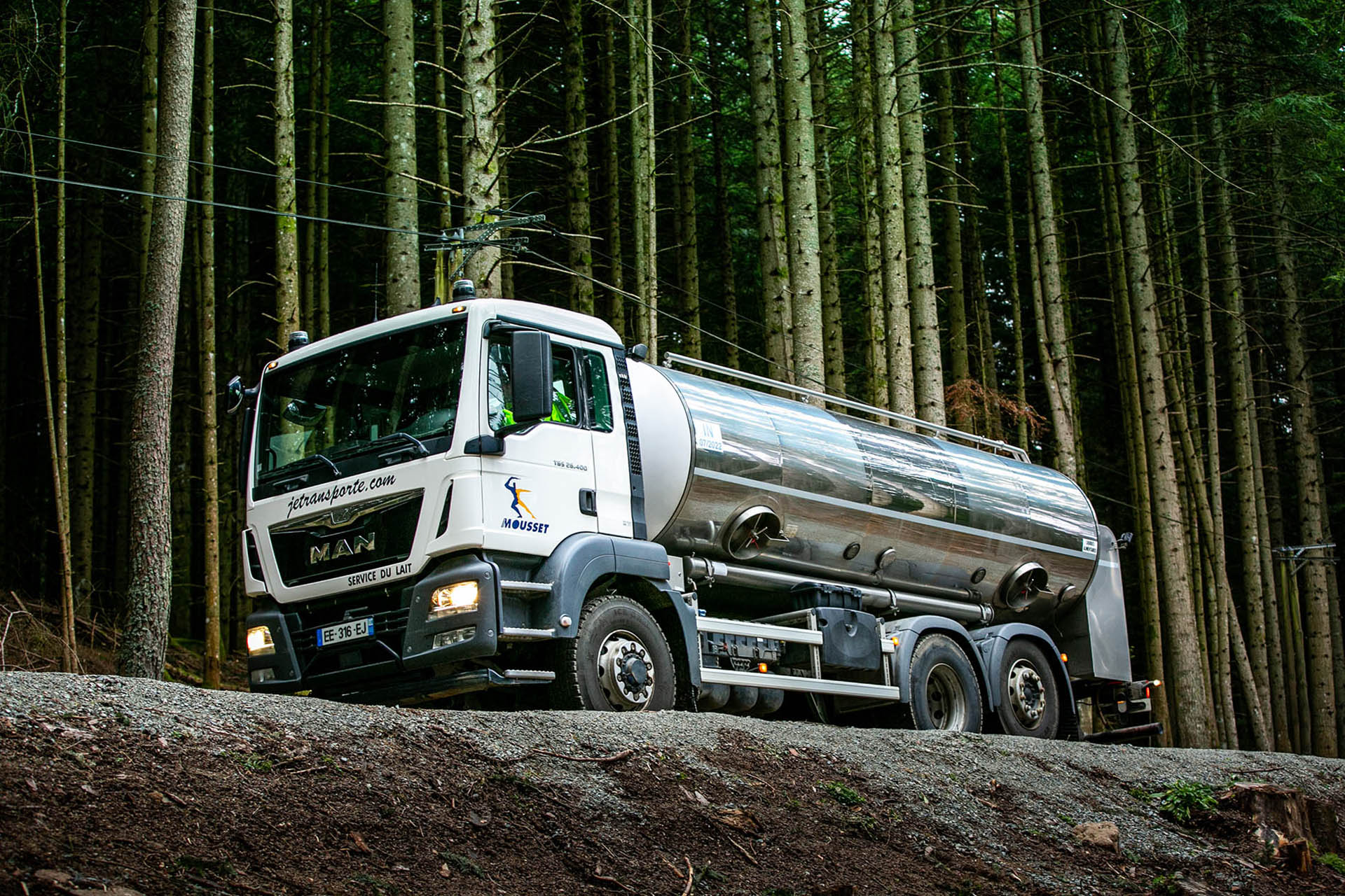 Camion citerne de lait qui transporte du lait dans la forêt