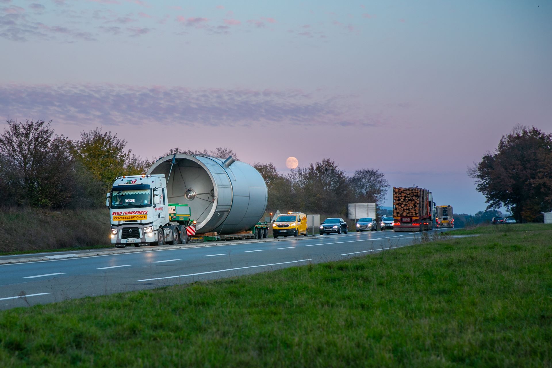 Convoi exceptionnel d'une cuve en inox sur la route