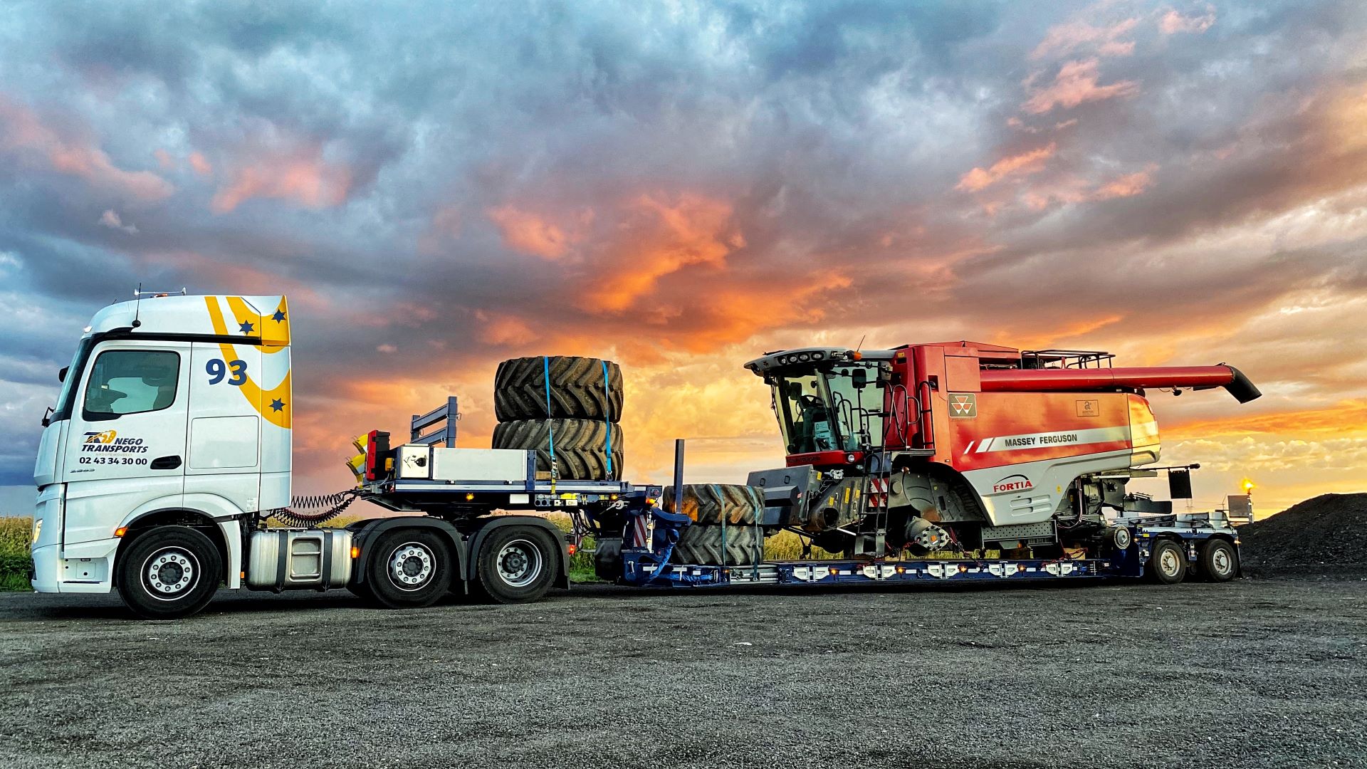 Convoi exceptionnel transportant une machine agricole