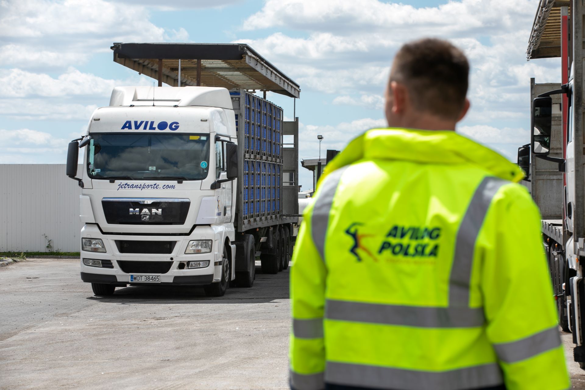 Conducteur AVILOG POLSKA face à son camion de volailles