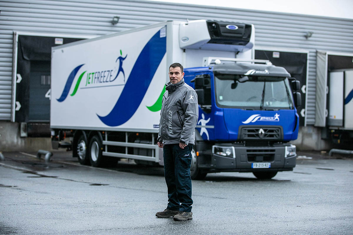 Conducteur devant son camion frigorifique JETFREEZE