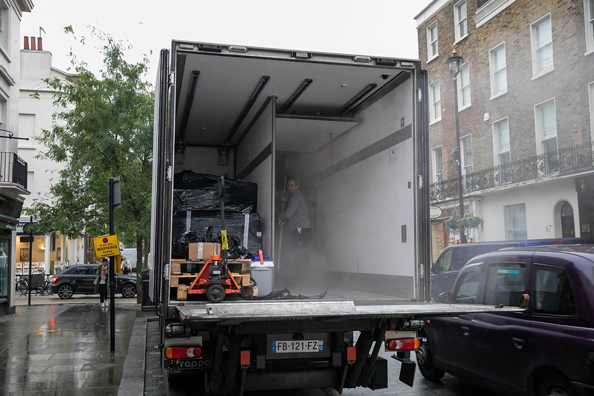 Conducteur qui décharge ses marchandises sous températures dirigées en centre-ville