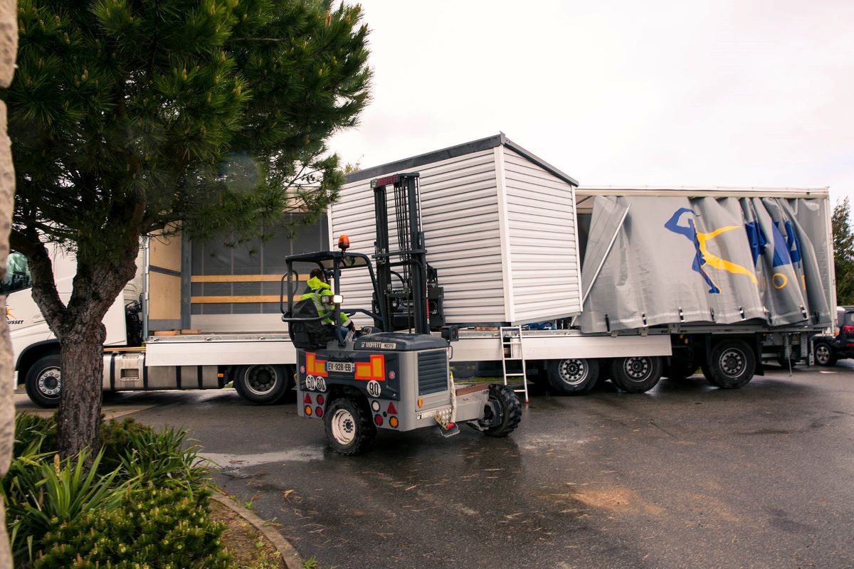 Conducteur en chariot embarqué qui déplace un cabanon