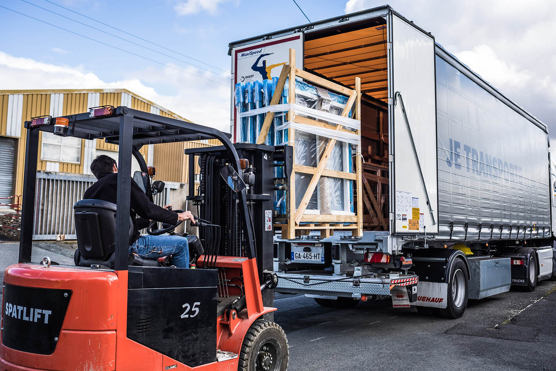 Chariot embarqué qui décharge la menuiserie d'une semi remorque