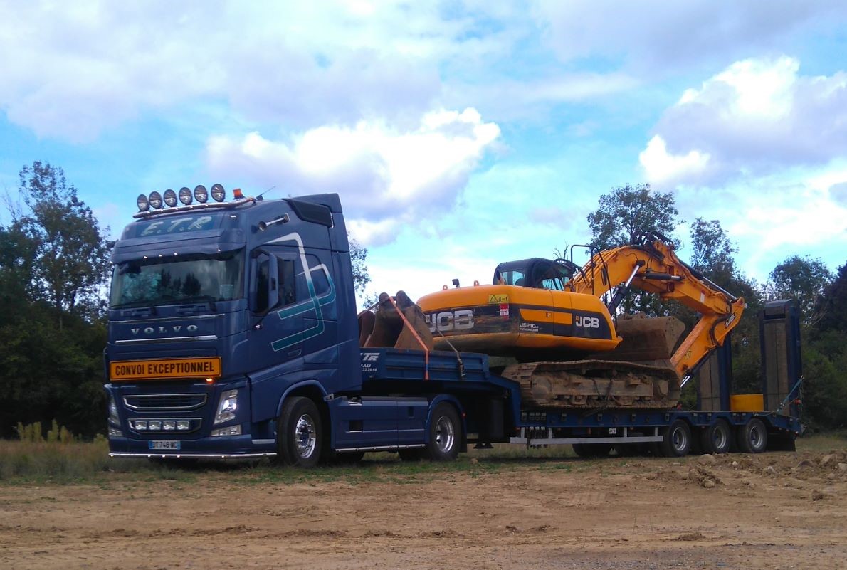 Convoi exceptionnel qui transport un engin de chantier