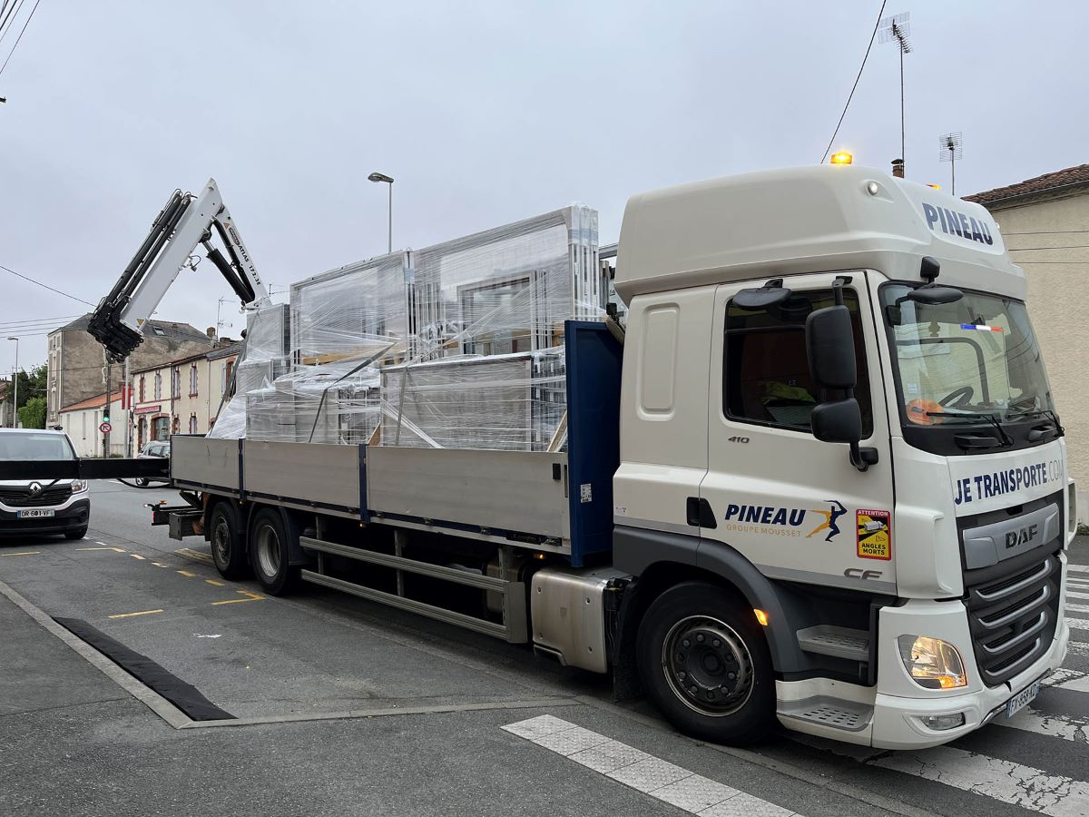 Porteur de menuiserie avec une grue