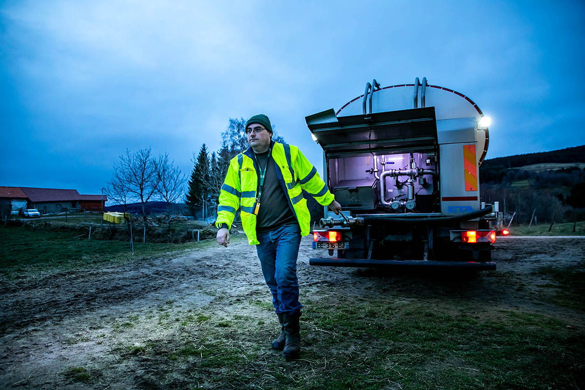 Conducteur de lait qui déroule le tuyau de pompe du lait