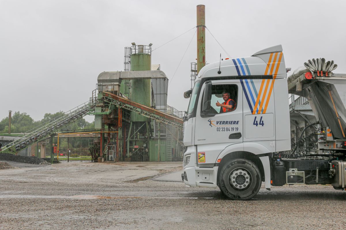 Conducteur au volant de son camion benne