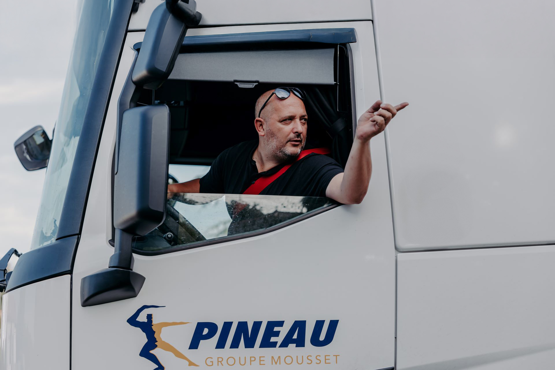 conducteur au volant de son camion