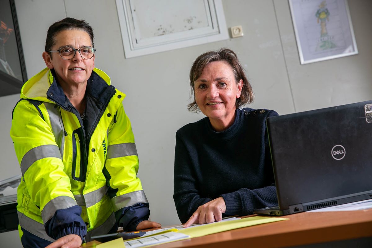 Conductrice de canard qui discute avec son manager