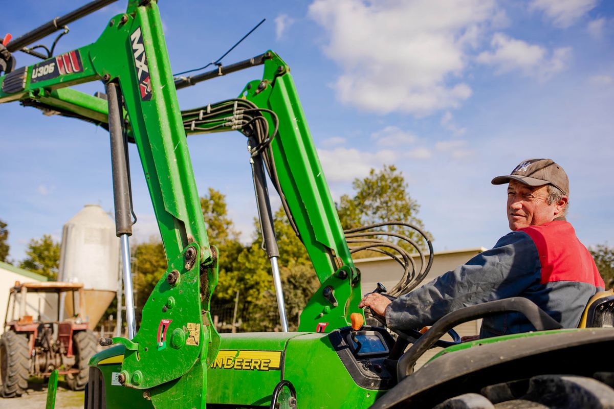 Éleveur au volant d'un tracteur