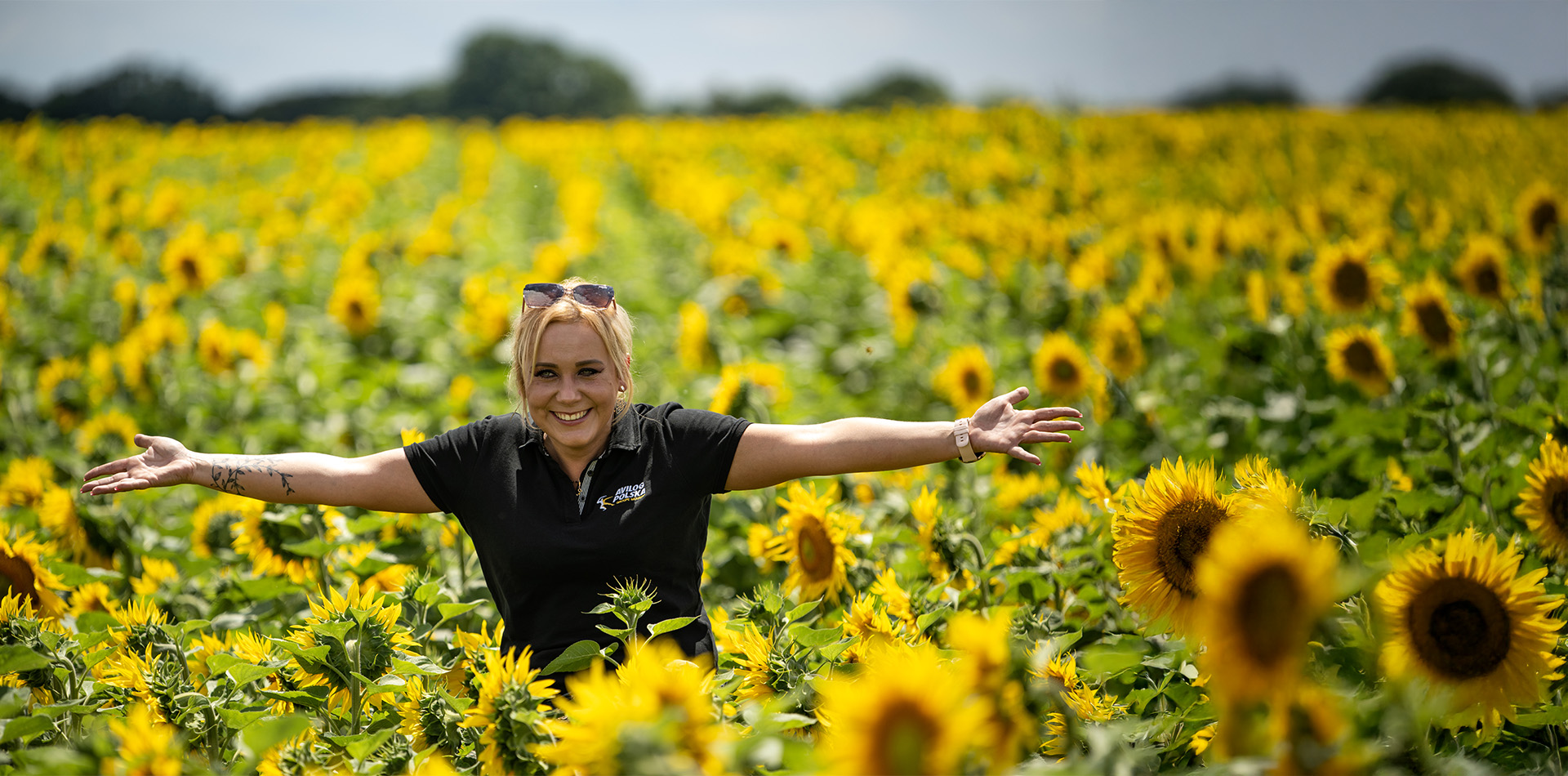 Conductrice AVILOG POLSKA dans un champs de tournesols