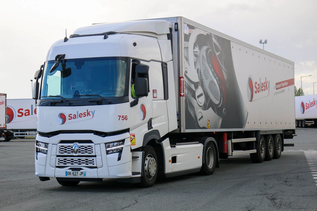 Camion frigorifique aux couleurs de SALESKY