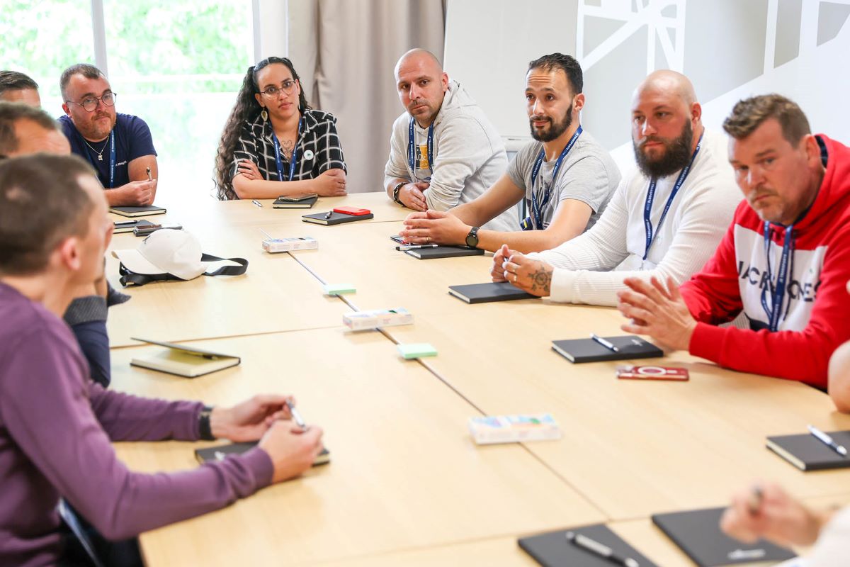 conducteurs en groupe de travail lors d'un séminaire