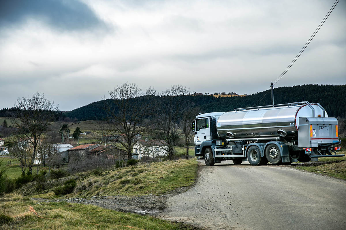 Porteur citerne lait en manœuvre