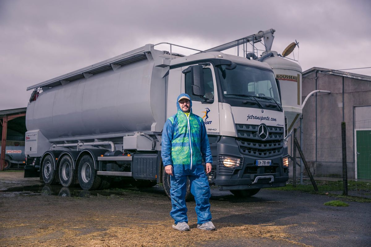 Conducteur en tenue de lavage